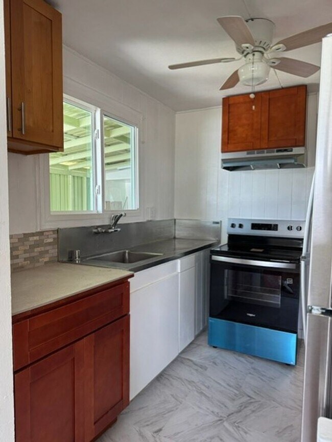 Building Photo - 405 Kalama St
