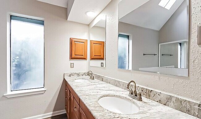 Building Photo - 2627 S Brompton Dr