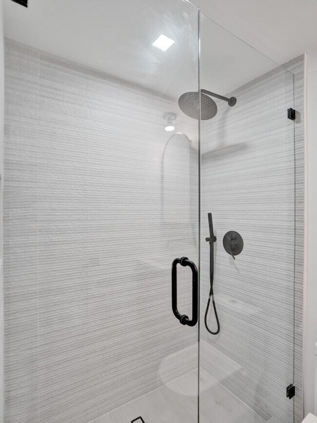 Building Photo - 840 SE 22nd Ave