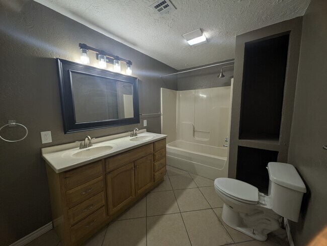 Building Photo - 2422 SW Jefferson Ave