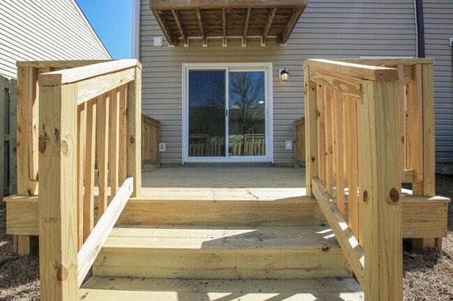 Building Photo - Updated Townhome w/GARAGE in BRANCHWOOD!