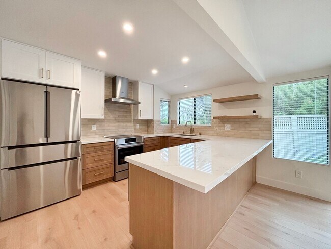 Building Photo - Beautifully Renovated 3BD/2.5BA House in L...