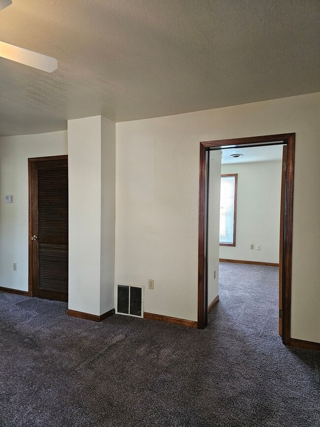 Building Photo - Large Home in Heart of BG
