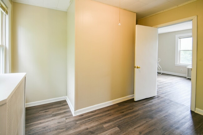 Building Photo - 82 Spindle Hill Rd