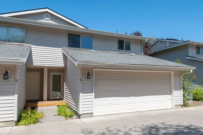 Building Photo - Beautiful Townhome with new paint, carpet ...