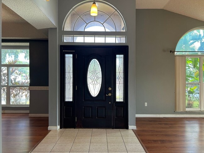 Building Photo - Waterfront Pool Home in Waterford Lakes