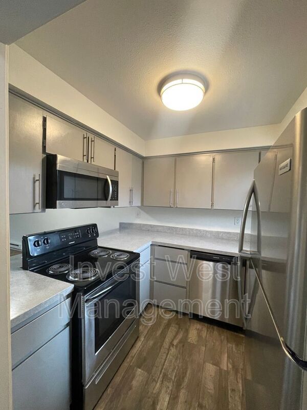 Building Photo - 1960 33 Avenue