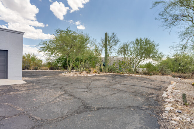 Building Photo - 6842 N Camino de las Brisas