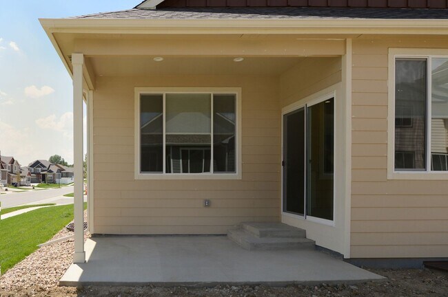 Building Photo - 3 Bedroom 2 Bath Ranch-Style Home