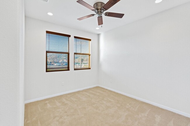 Building Photo - 2 bed 2.5 bath + Bonus Room Newer Construction Home Available Now!