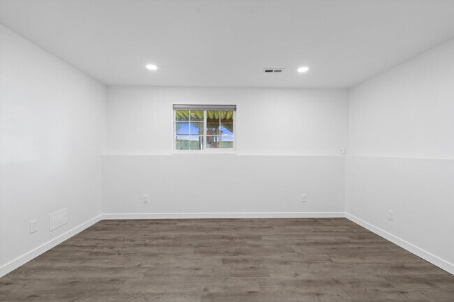 Building Photo - 220 N Hodges Rd