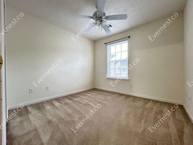 Building Photo - Bright 3-Bedroom Townhome with Ample Space...