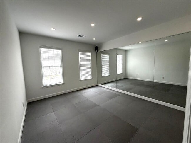 Building Photo - 4865 Chesterfield Ct