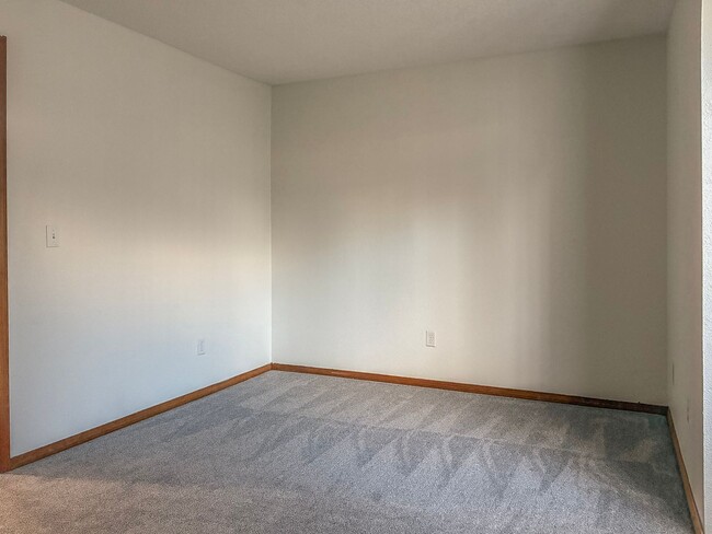 Building Photo - ONE MONTH FREE- Gresham 1 Bedroom Condo Available for Move In ! Call today