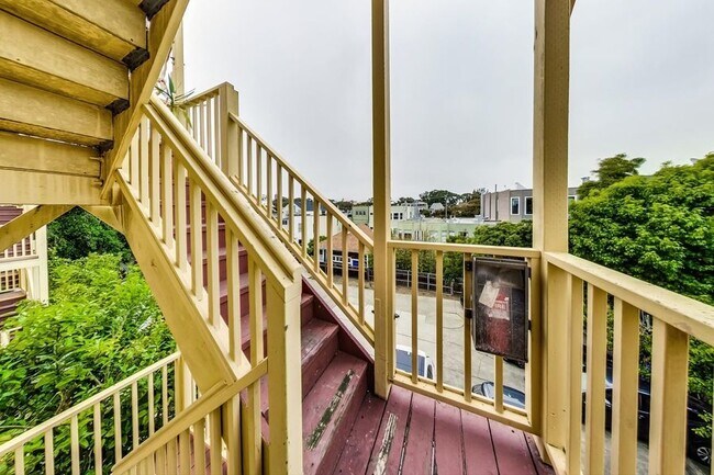 Building Photo - 1338 Haight St