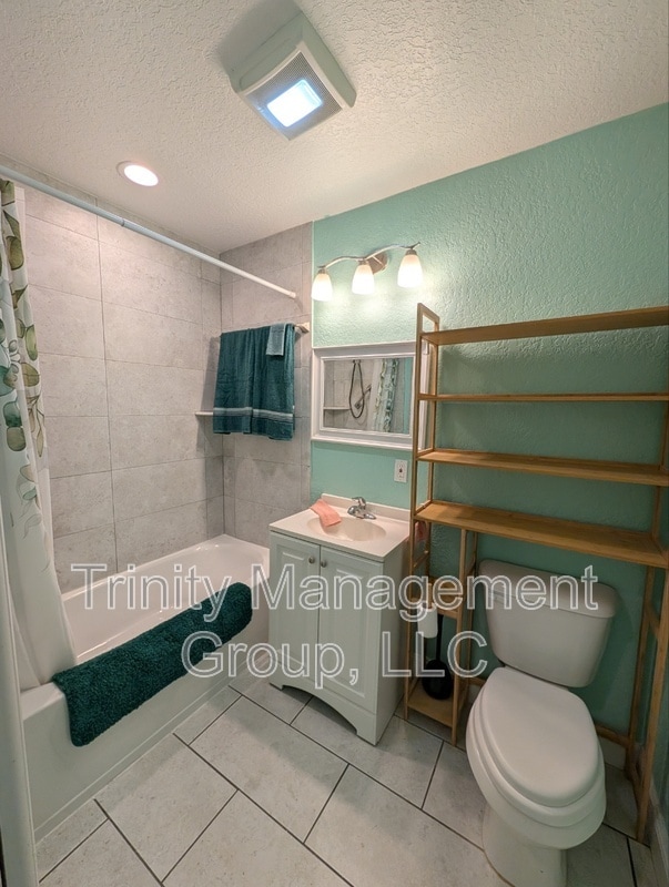 Building Photo - 7271 Holiday Dr
