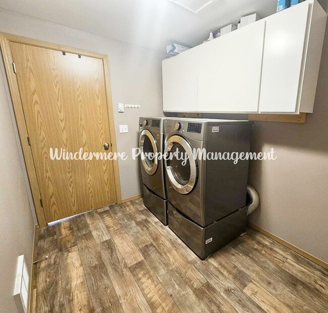 Building Photo - Immaculate rambler on large lot in Olalla