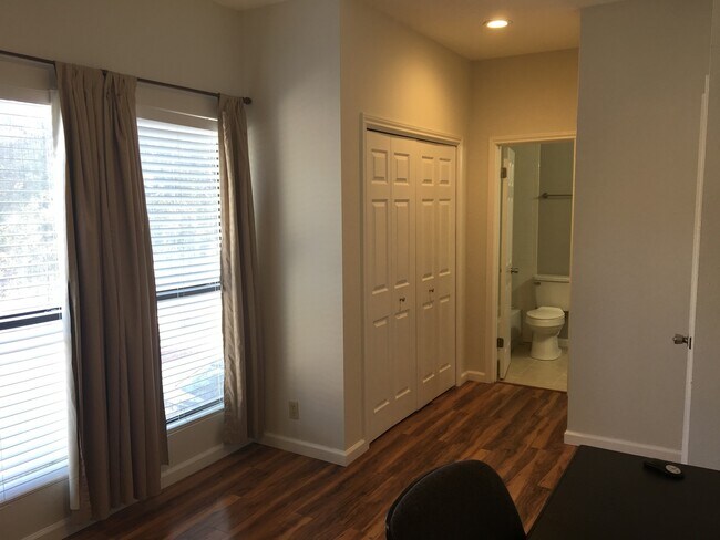 Building Photo - UT PRE LEASE: Updated 2 BR / 2 BA West Cam...