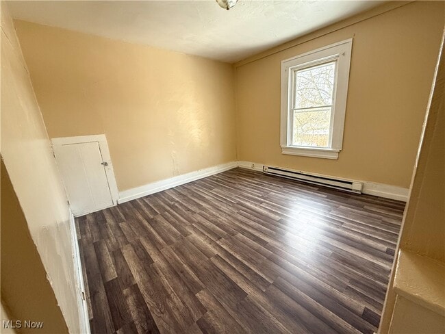 Building Photo - 153 N Sycamore St