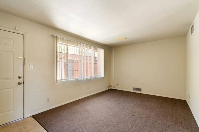 Building Photo - Charming Townhome near UA