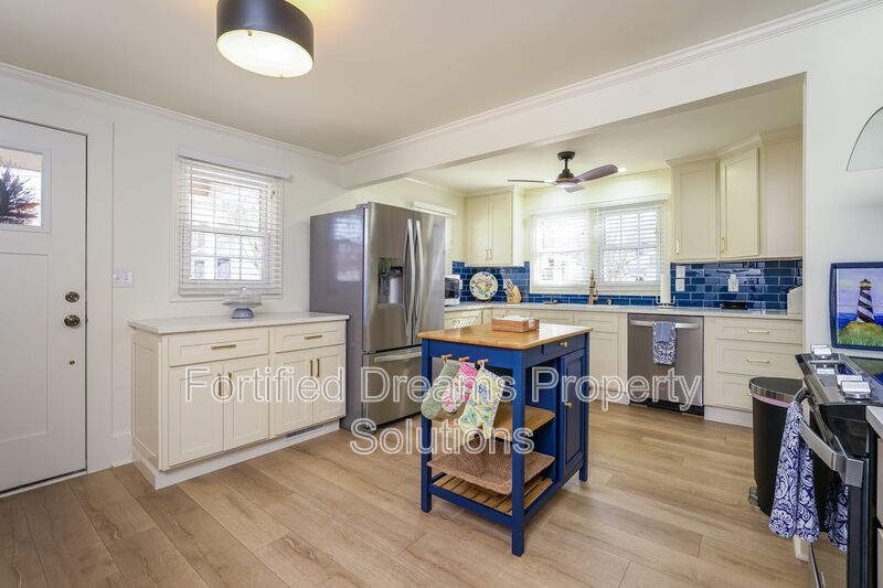 Building Photo - 395 Lake Dr