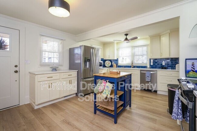 Building Photo - 395 Lake Dr