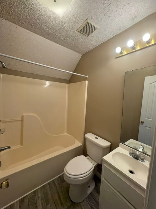 Building Photo - Renovated 3 Bedroom 2 Bath Home for Rent!