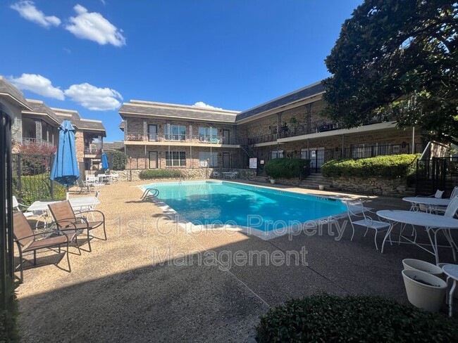 Building Photo - 4405 Bellaire Dr S