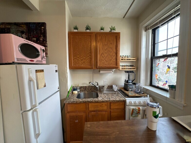 Building Photo - 242 Hemenway St