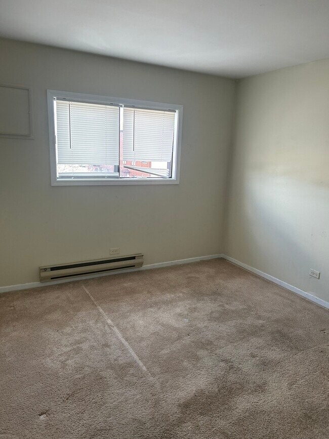 Building Photo - 330 Shorewood Dr