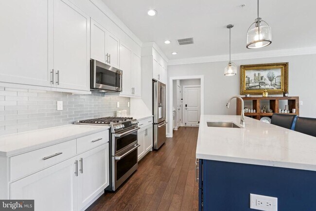 Building Photo - 45 Riverwalk