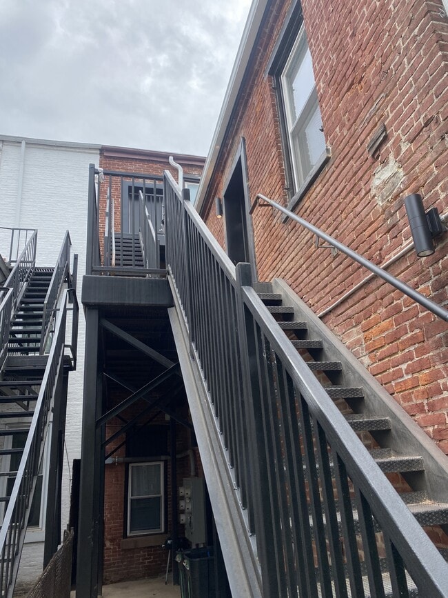 Building Photo - 11 E Walnut St
