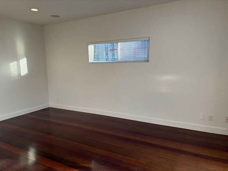 Building Photo - 832 N Las Palmas Ave