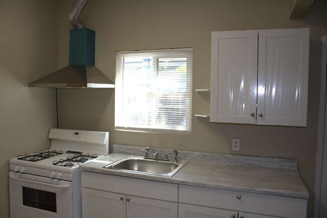 Building Photo - 1 Bed/1 Bath Studio for Rent! 1 Mile from ...