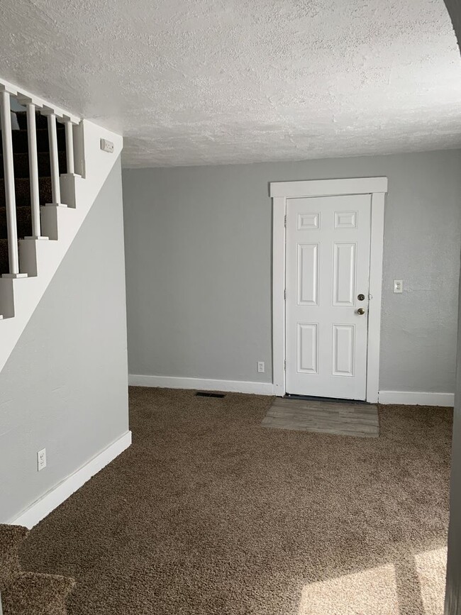 Building Photo - Check out this 3 bedroom for rent!