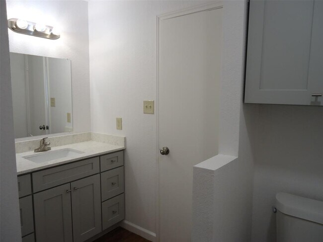 Building Photo - 811 Crieff Cross Dr