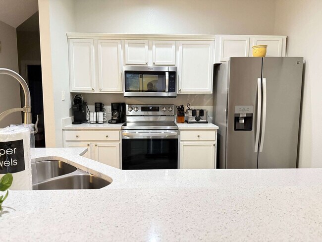 Building Photo - 4735 Vero Beach Pl