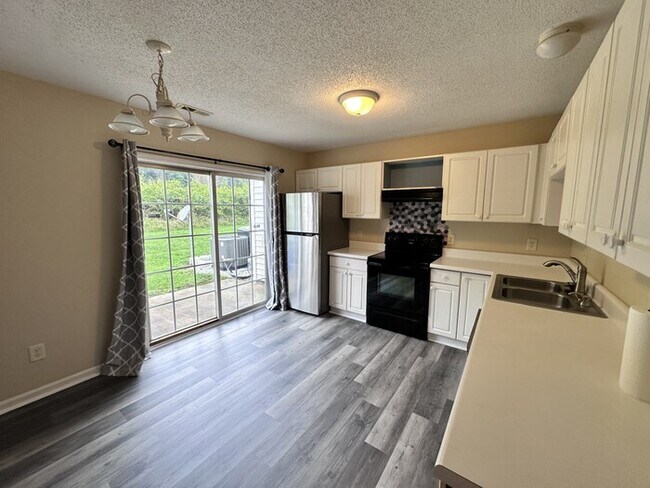 Building Photo - 2112 Walnut Bluffs Ln