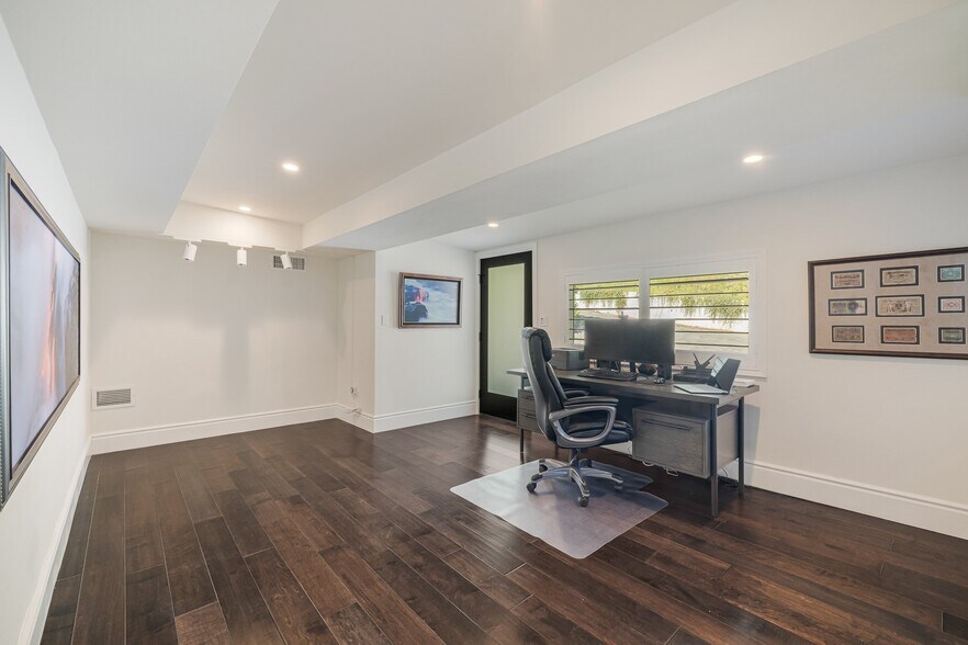 Building Photo - 16725 Oak View Dr