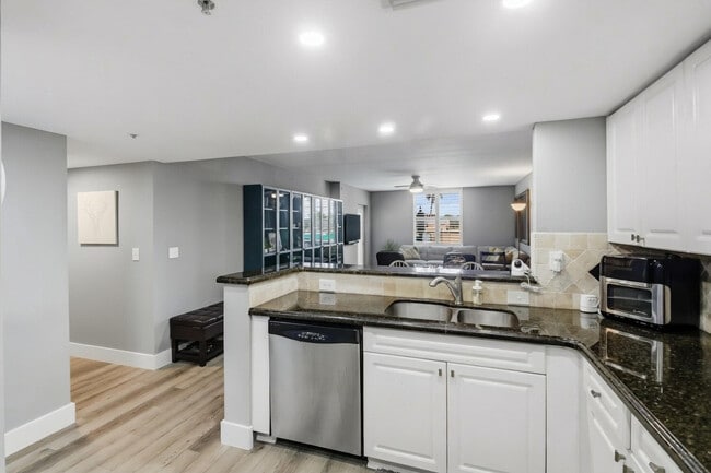 Building Photo - 520 SE 5 Ave