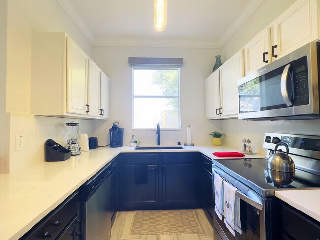 Building Photo - 1042 Calabria Ave