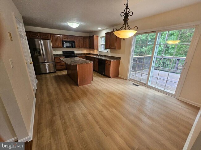 Building Photo - 46683 Robert Leon Dr