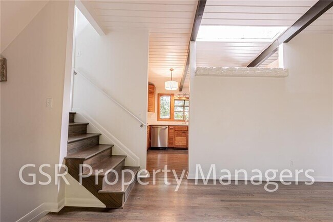 Building Photo - 2026 N Akin Dr NE