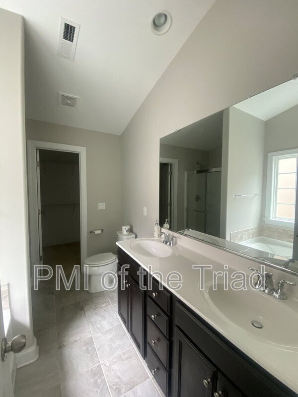 Building Photo - 832 Silver Leaf Dr