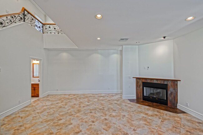 Building Photo - 15624 Sombra Ave