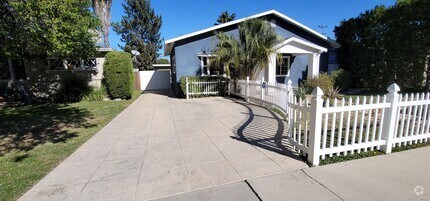 Building Photo - 2 Bed / 1 Bath Home with Gorgeous Backyard...