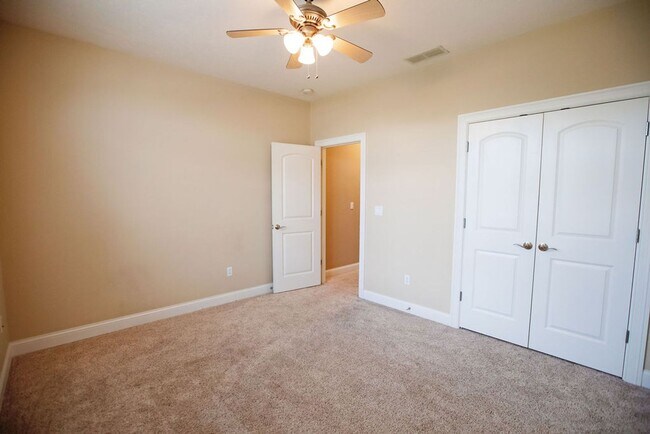 Building Photo - 3 Bed (with 4th bed potential downstairs),...