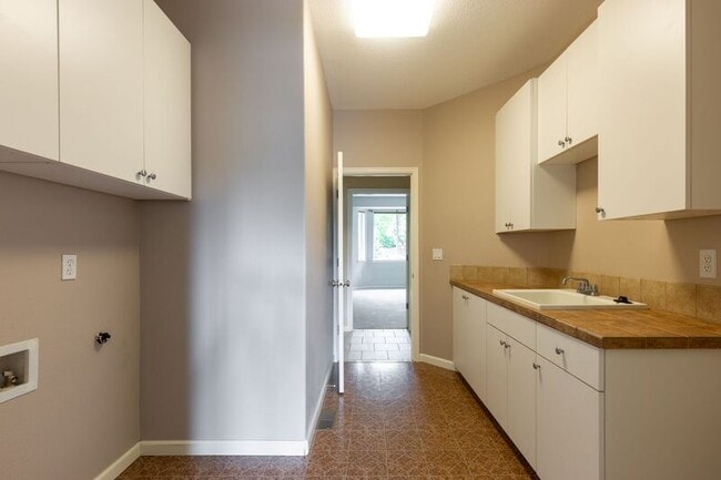 Building Photo - 11528 SE Verns Way