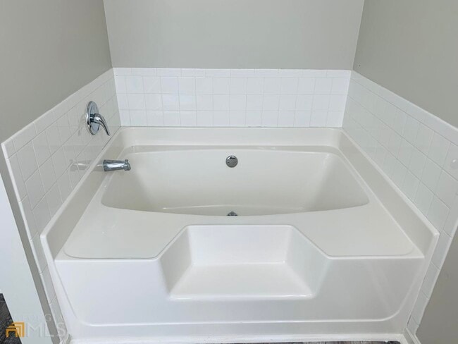 Building Photo - 221 Southwind Ln