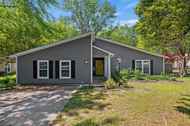Building Photo - "Charming 4-Bedroom Haven in Charlotte's Heart with Spacious 2271 sq ft Living!"